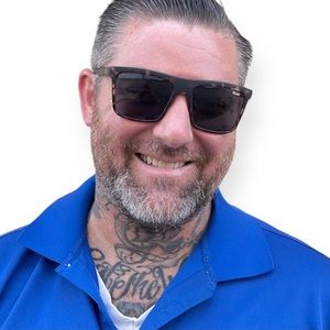 QUAY Let It Run Polarized Sunglasses Matte Tortoise Frame Smoke Lens Unisex NWT